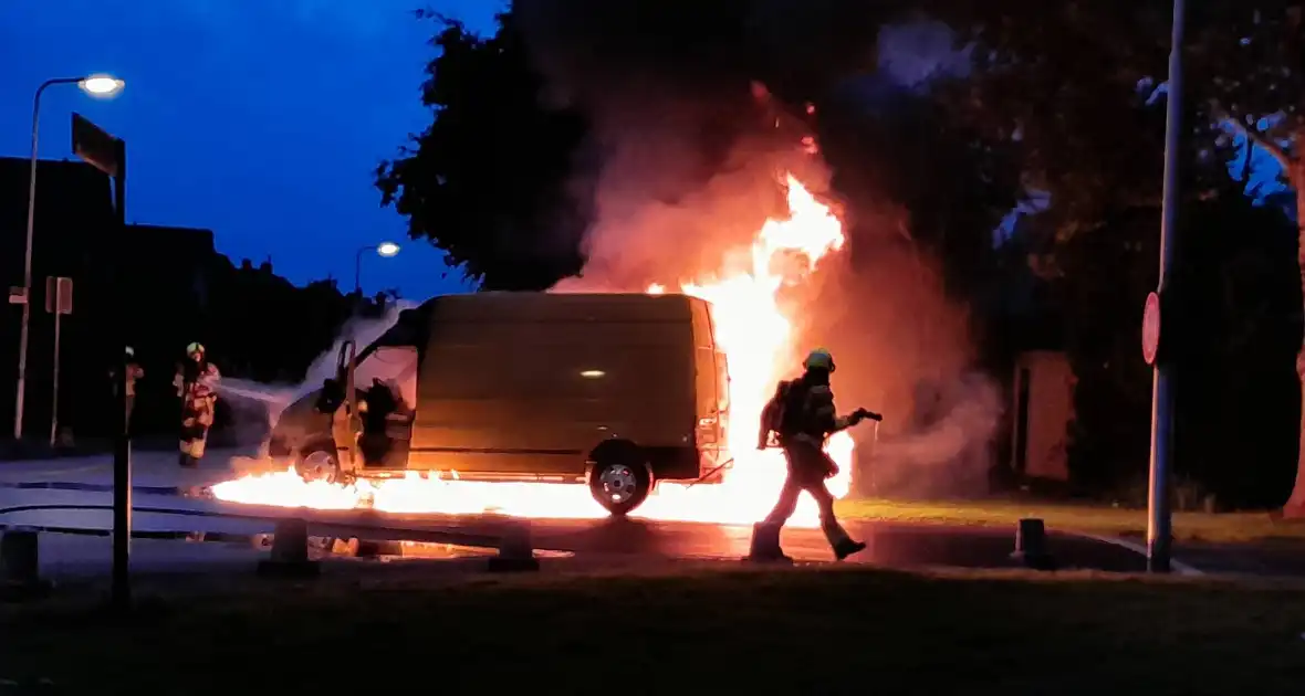 Bestelbus in lichterlaaie - Foto 1
