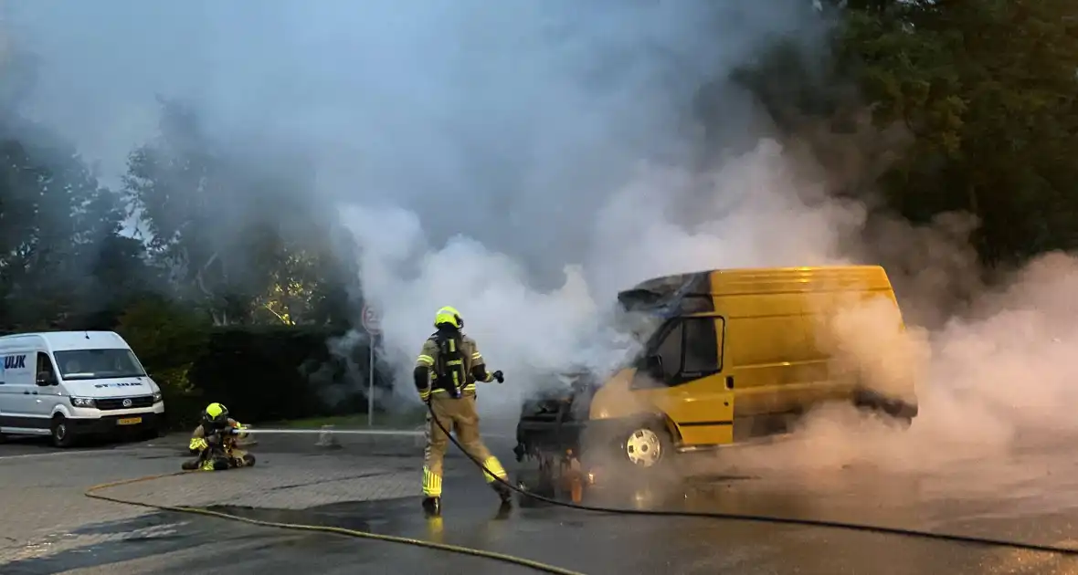 Bestelbus in lichterlaaie - Foto 10