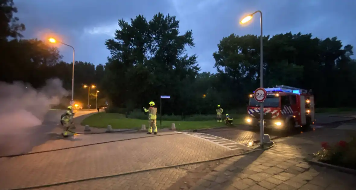 Bestelbus in lichterlaaie - Foto 11