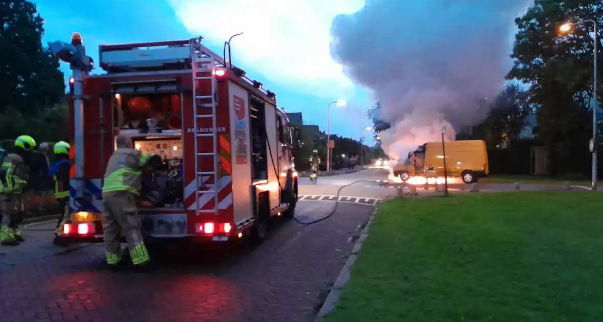 Bestelbus in lichterlaaie - Foto 2