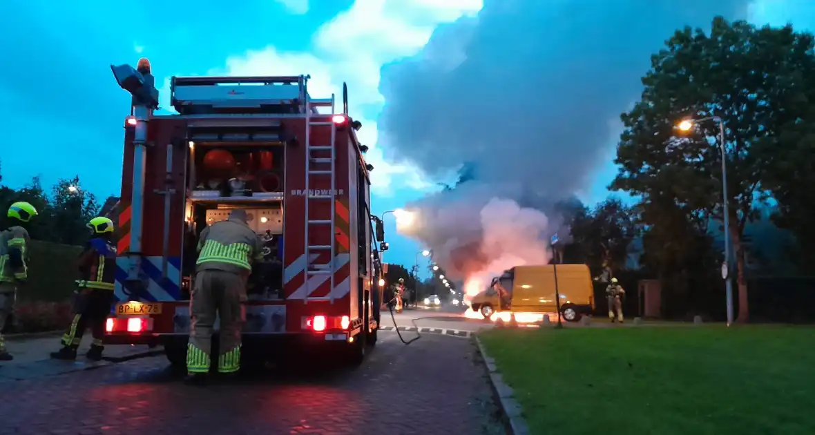 Bestelbus in lichterlaaie - Foto 5