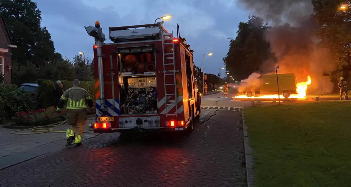 Bestelbus in lichterlaaie - Foto 6