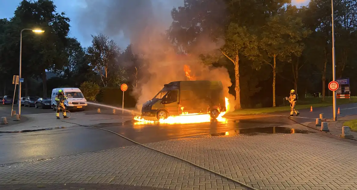 Bestelbus in lichterlaaie - Foto 7