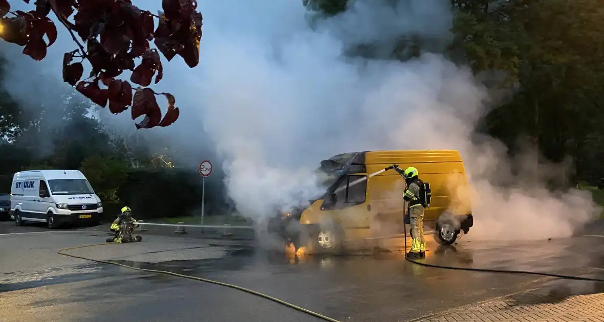 Bestelbus in lichterlaaie - Foto 9