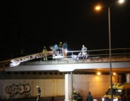 Hulpdiensten halen persoon van viaduct af, geen treinverkeer