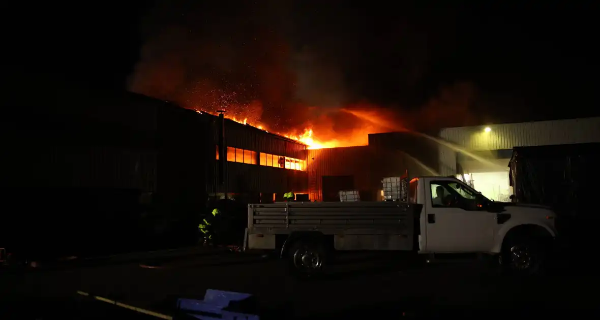 Zeer grote uitslaande brand in bedrijfspand - Foto 2