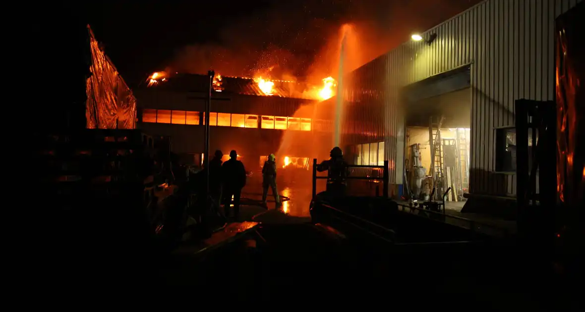 Zeer grote uitslaande brand in bedrijfspand - Foto 3