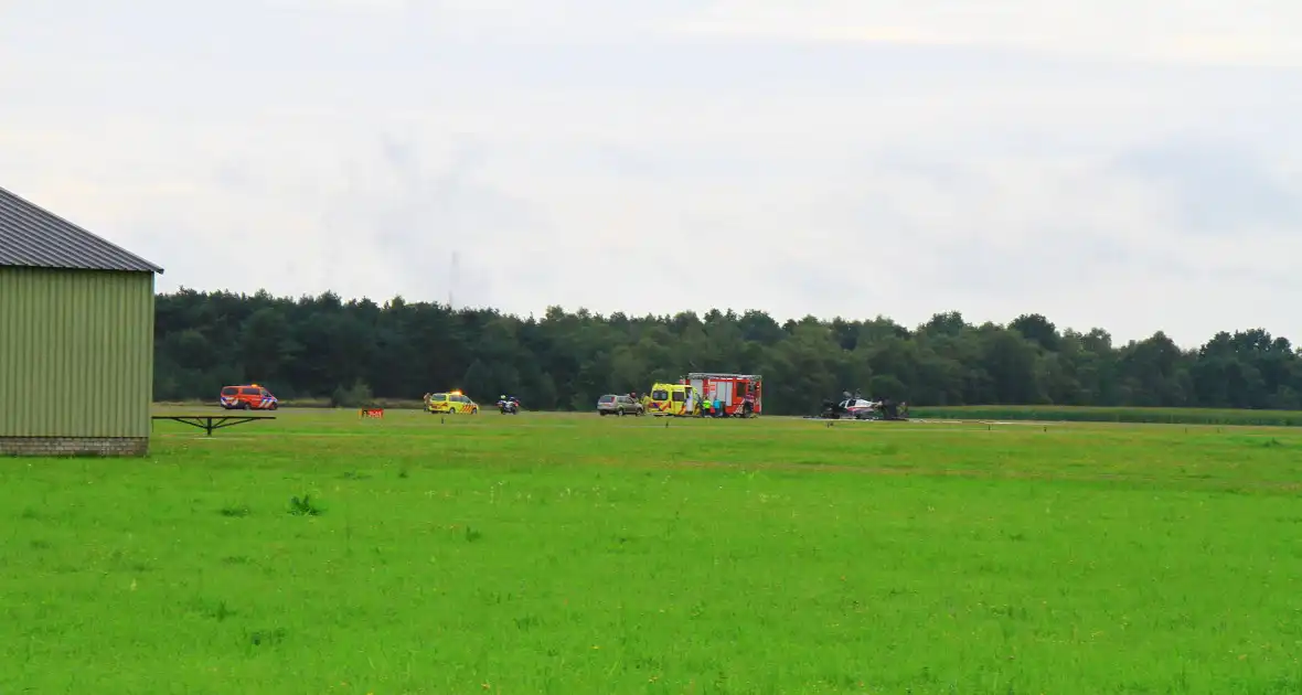 Vliegtuig in brand na crash bij luchthaven - Foto 1