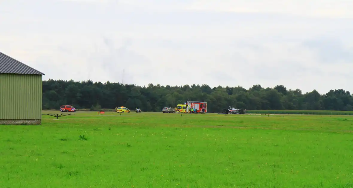 Vliegtuig in brand na crash bij luchthaven - Foto 2