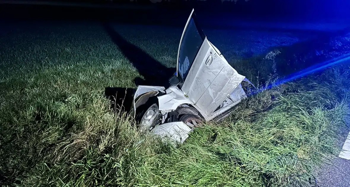 Brandweer bevrijdt persoon uit auto na ongeval