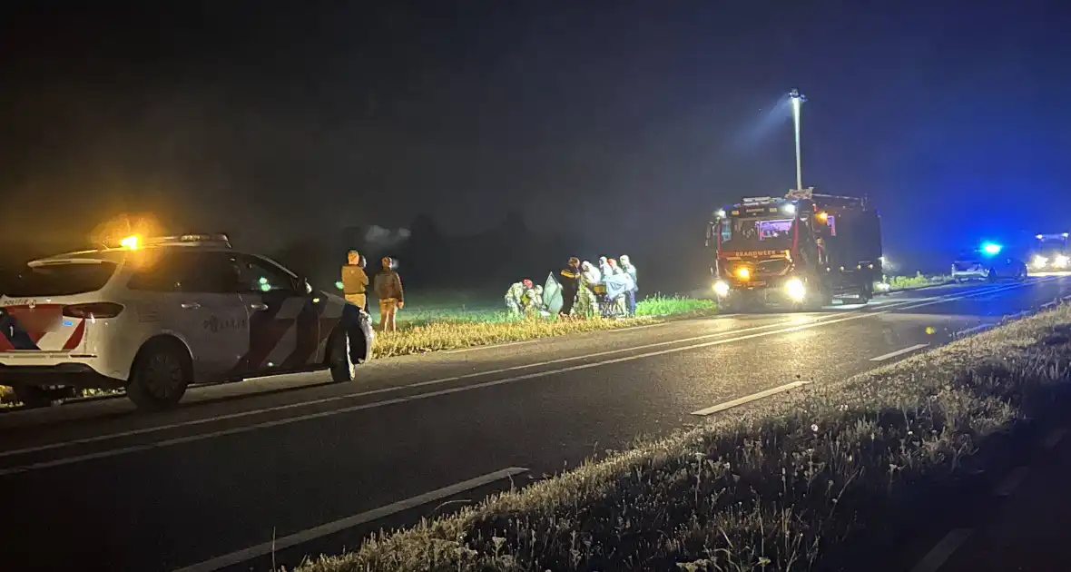 Brandweer bevrijdt persoon uit auto na ongeval - Foto 2