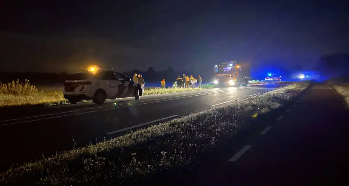 Brandweer bevrijdt persoon uit auto na ongeval - Foto 3