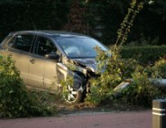 Twee gewonden nadat automobilist lantaarnpaal ramt