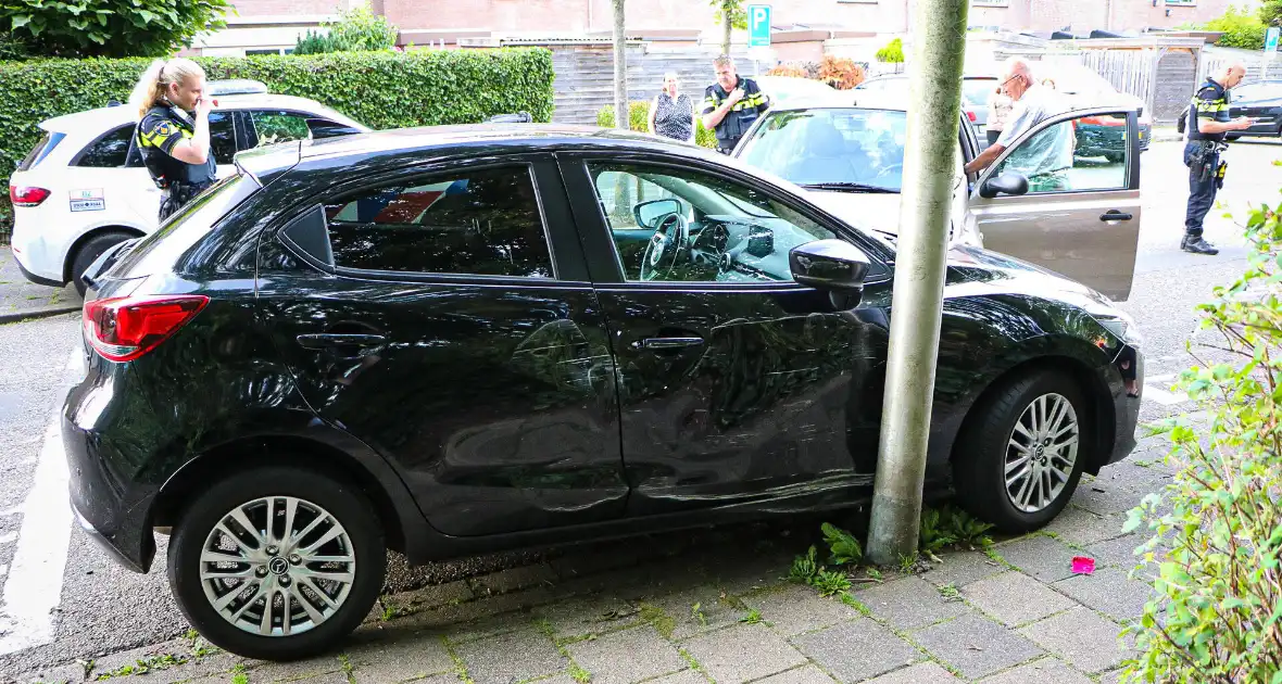Automobilist rijdt meerdere keren tegen geparkeerde auto - Foto 2