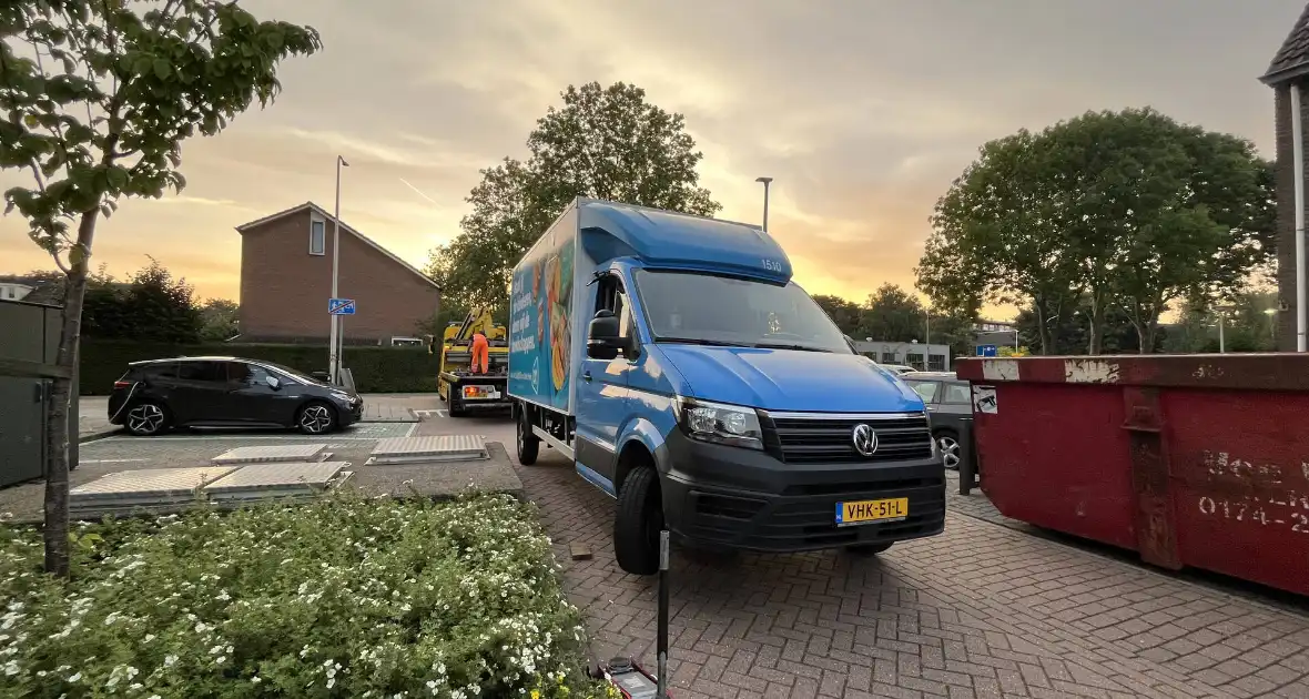 AH bezorgbus botst tegen paaltje