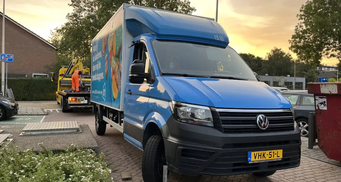 AH bezorgbus botst tegen paaltje - Foto 1