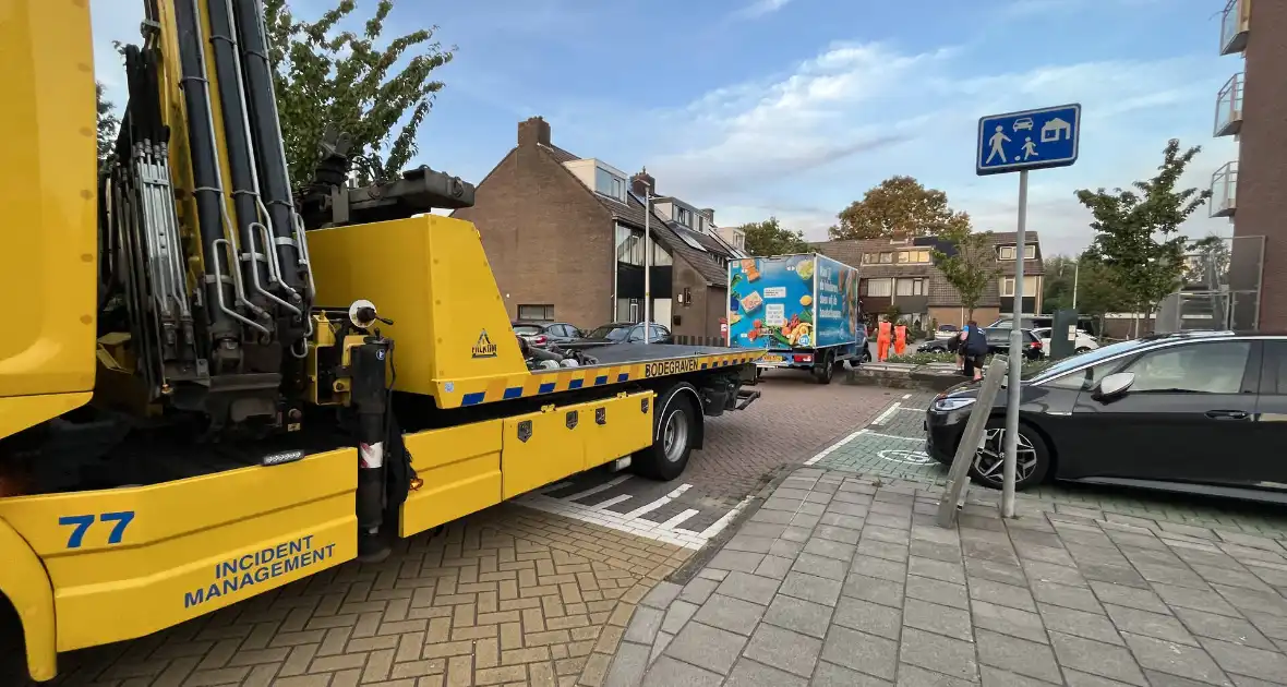 AH bezorgbus botst tegen paaltje - Foto 2