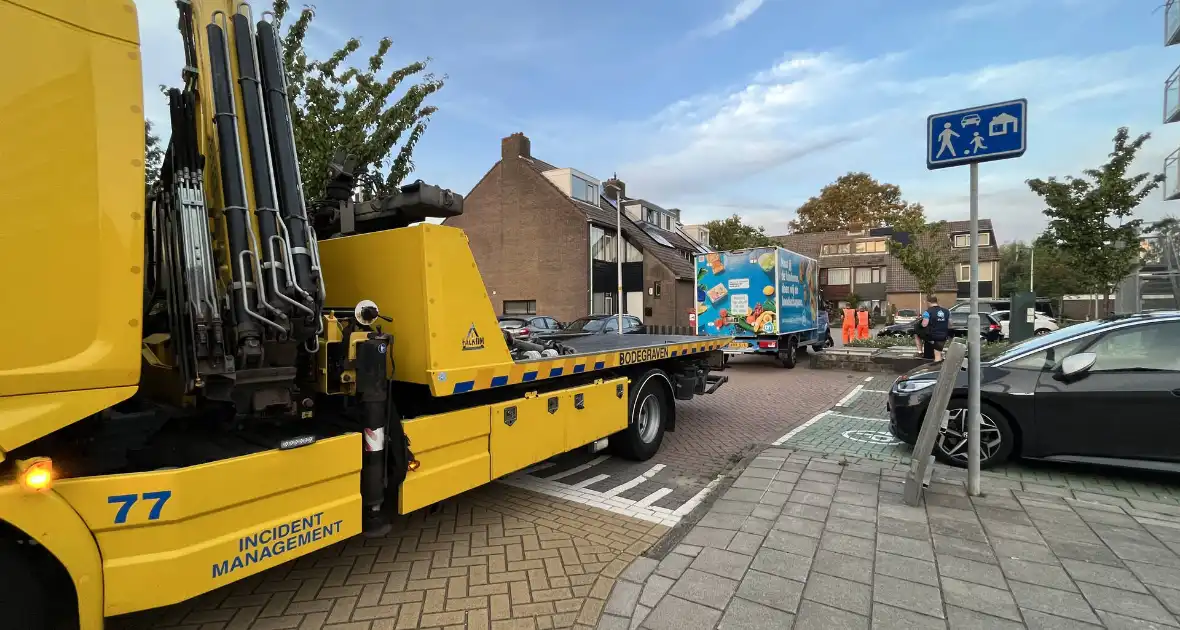 AH bezorgbus botst tegen paaltje - Foto 3