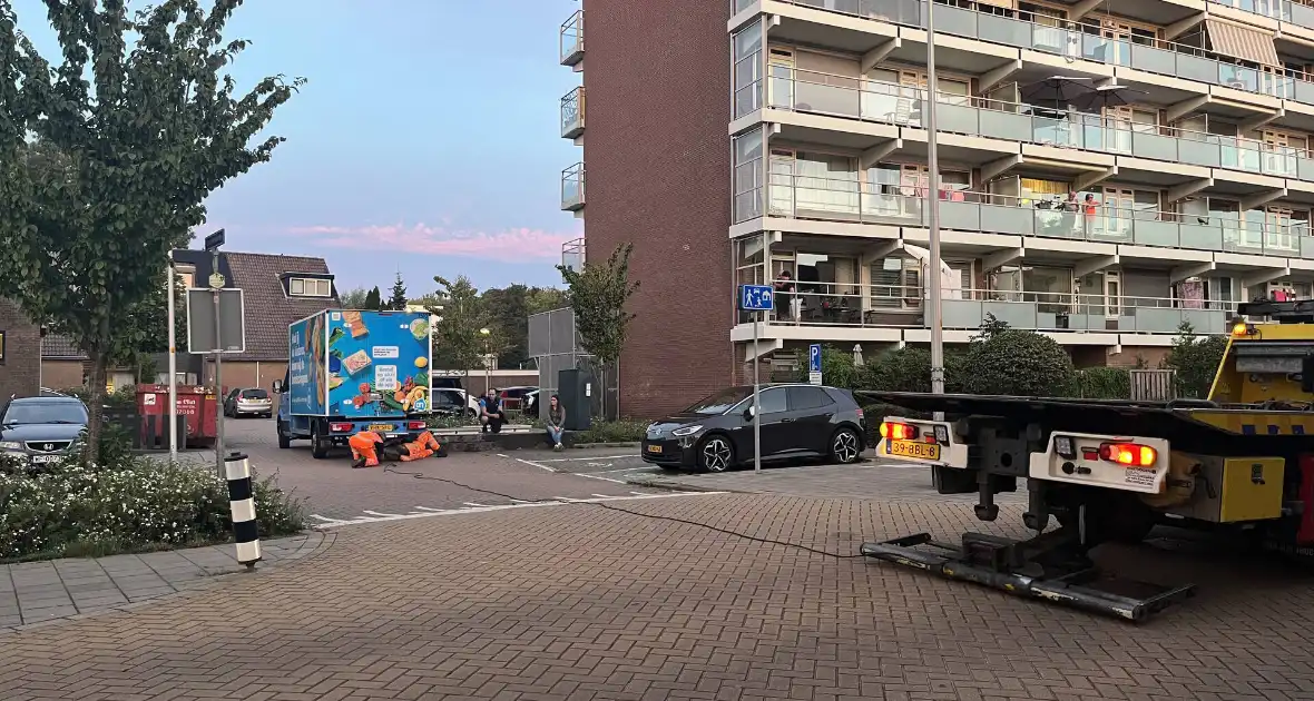 AH bezorgbus botst tegen paaltje - Foto 4