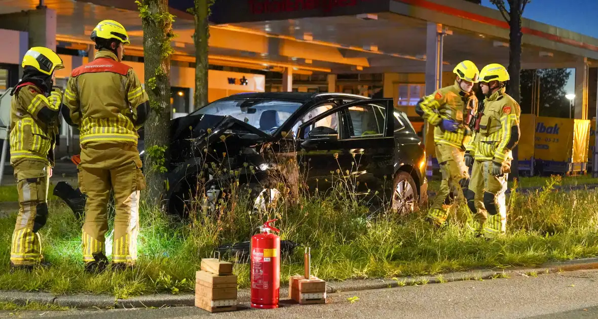 Automobilist klapt op boom