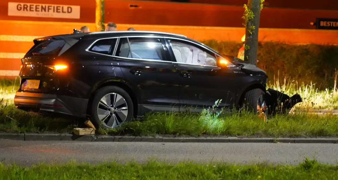 Automobilist klapt op boom - Foto 1