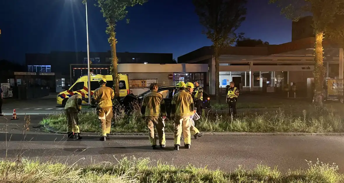 Automobilist klapt op boom - Foto 12