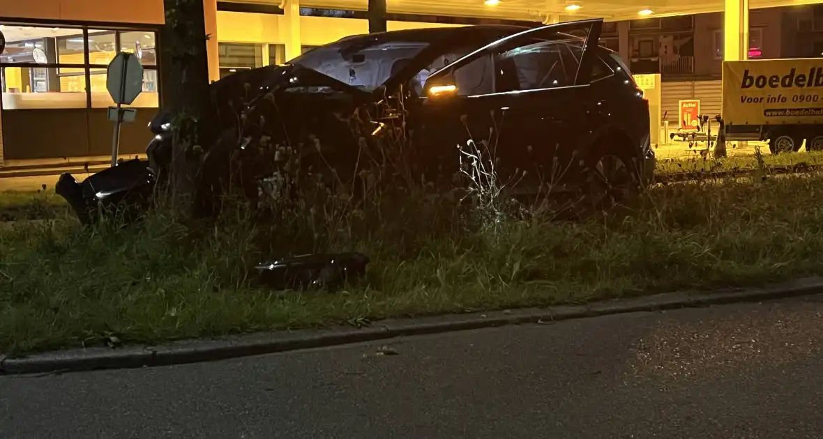 Automobilist klapt op boom - Foto 13