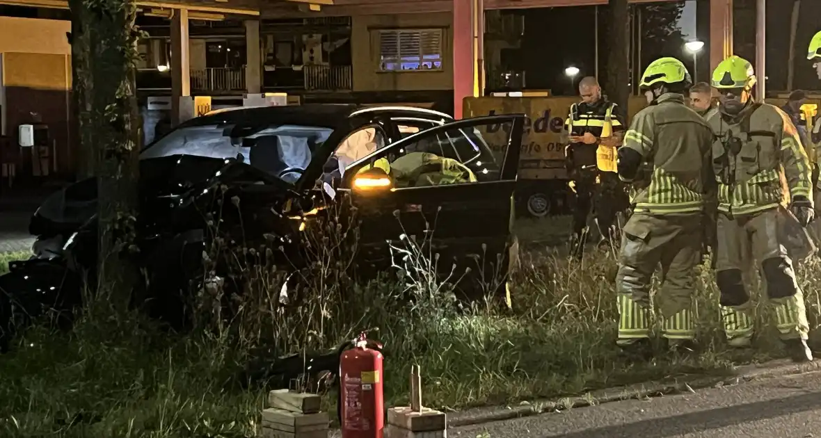Automobilist klapt op boom - Foto 14