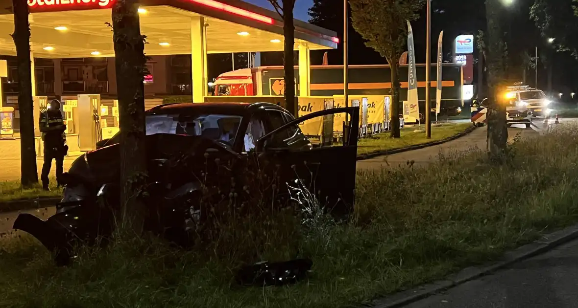 Automobilist klapt op boom - Foto 15