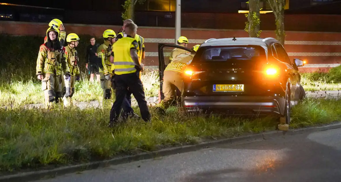 Automobilist klapt op boom - Foto 3