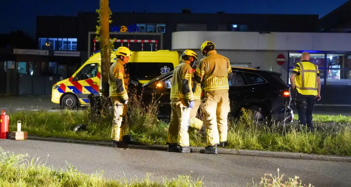 Automobilist klapt op boom - Foto 4