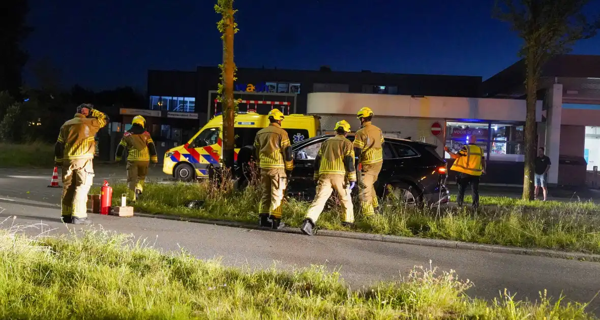 Automobilist klapt op boom - Foto 5