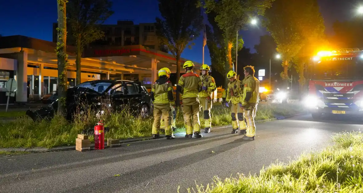 Automobilist klapt op boom - Foto 6