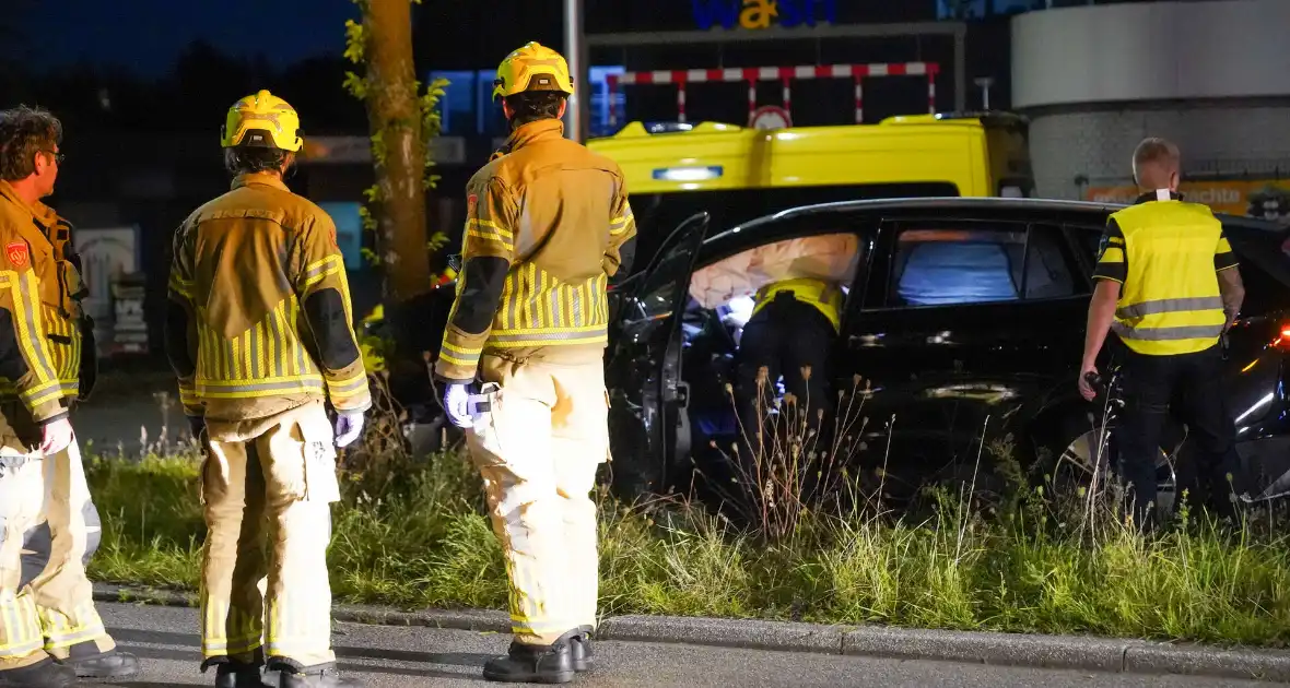 Automobilist klapt op boom - Foto 7