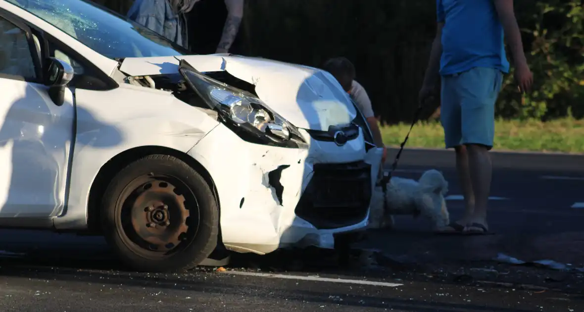 Veel schade na botsing tussen auto's - Foto 1