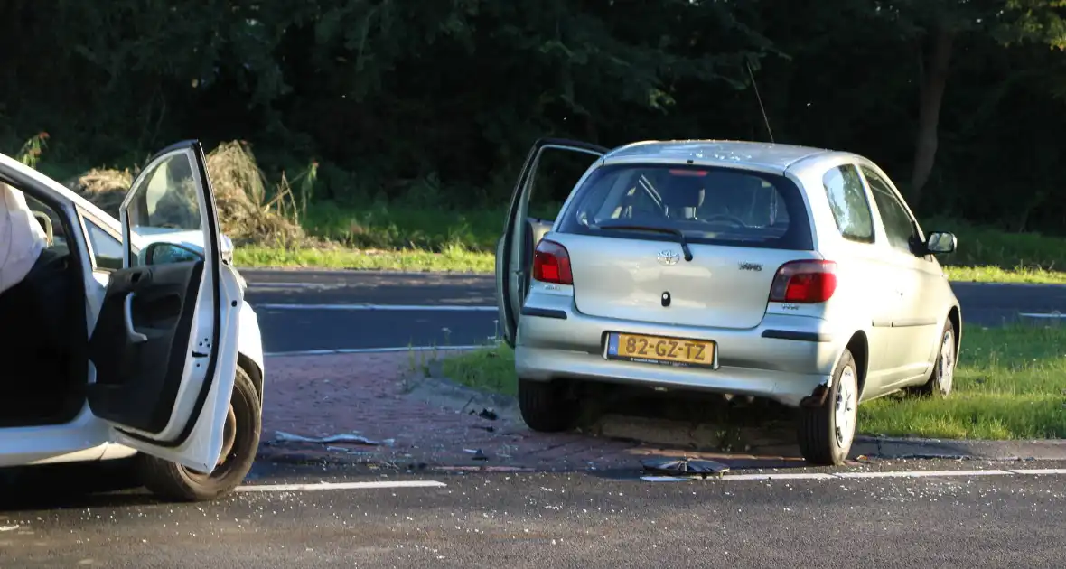 Veel schade na botsing tussen auto's - Foto 2