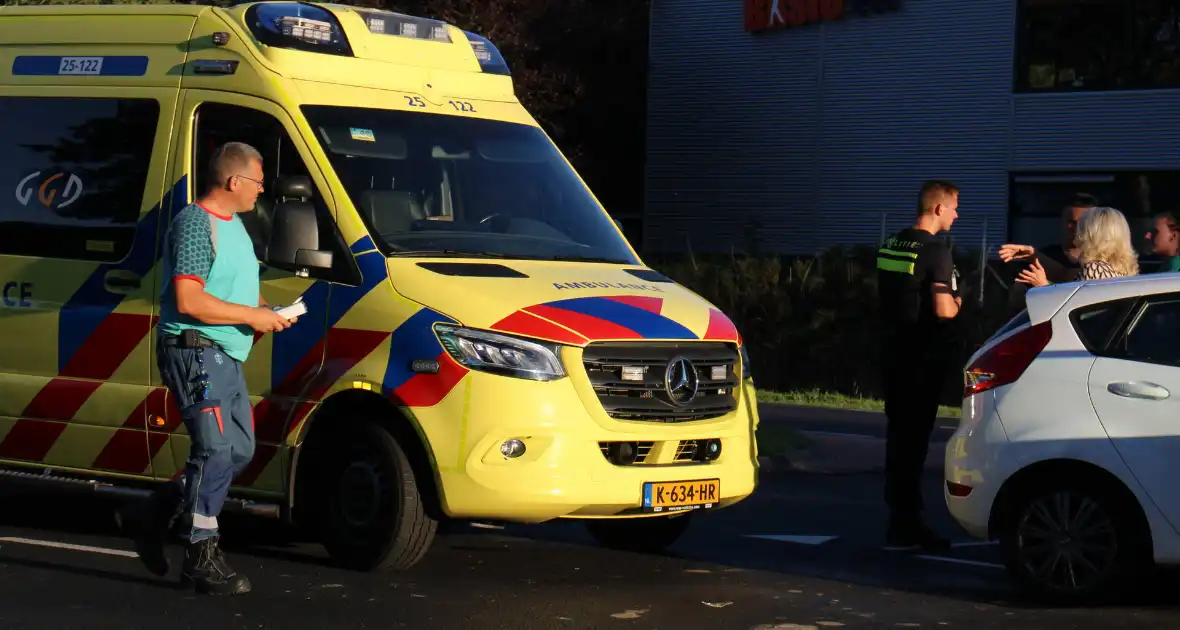 Veel schade na botsing tussen auto's - Foto 3