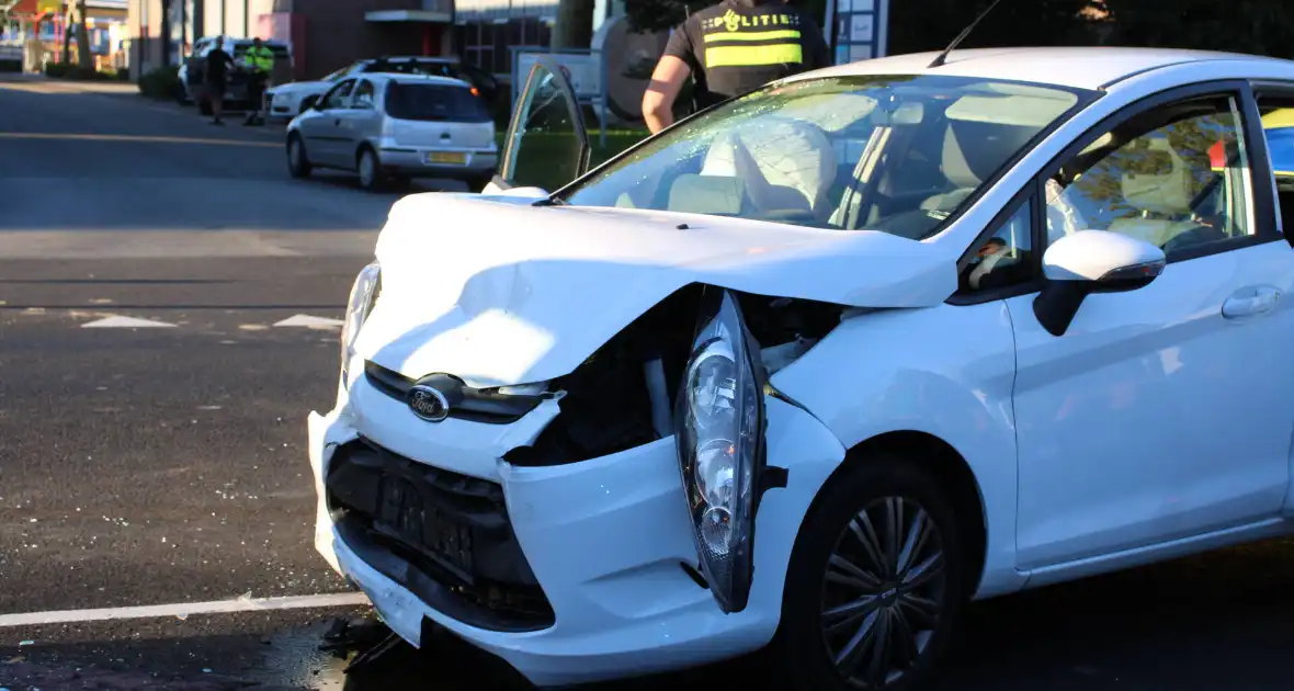 Veel schade na botsing tussen auto's - Foto 4
