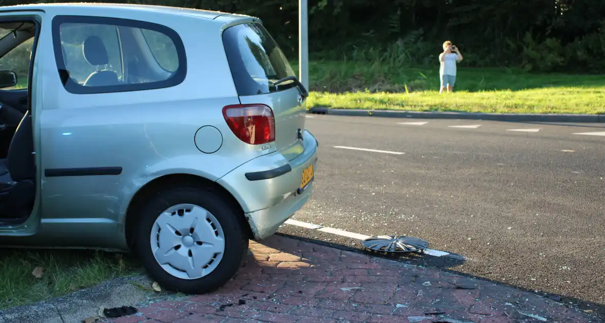 Veel schade na botsing tussen auto's - Foto 5
