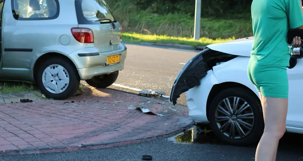 Veel schade na botsing tussen auto's - Foto 6