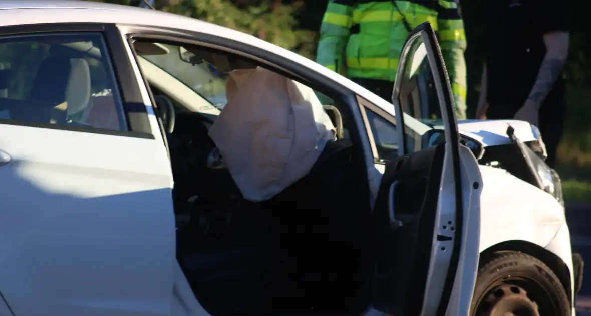 Veel schade na botsing tussen auto's - Foto 7