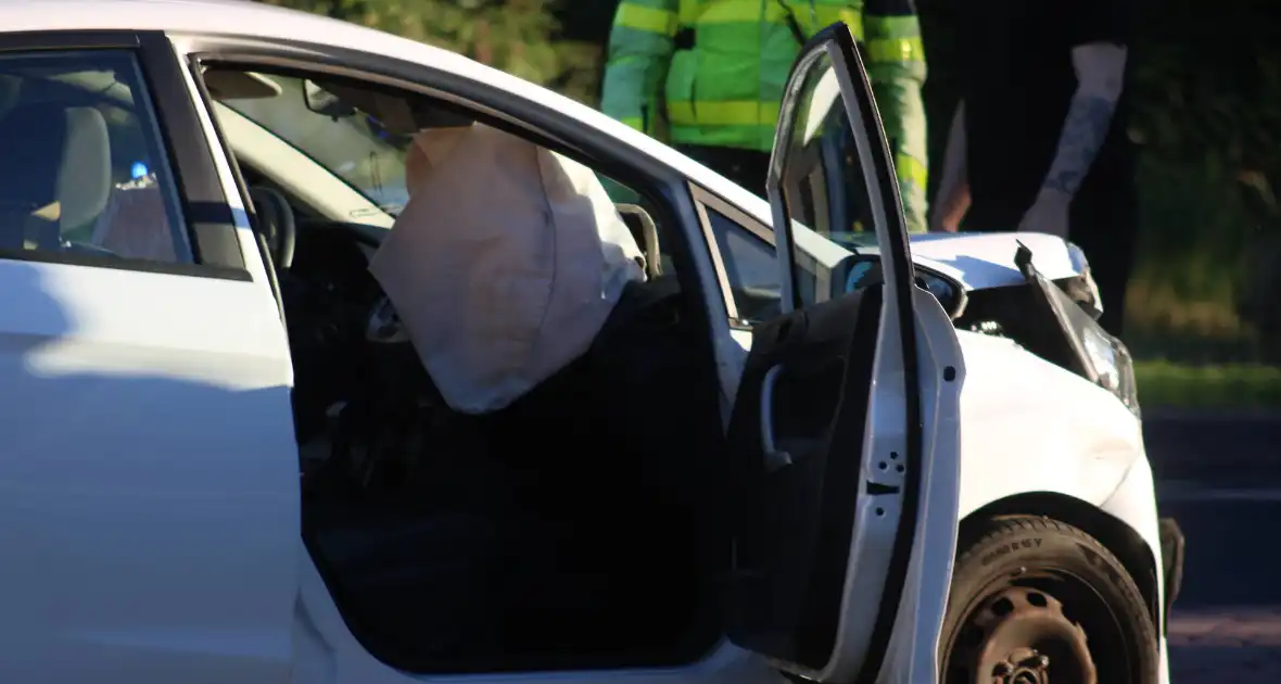 Veel schade na botsing tussen auto's - Foto 8