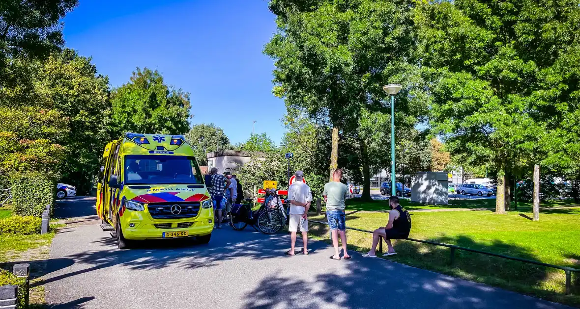 Man op fiets botst op auto - Foto 1