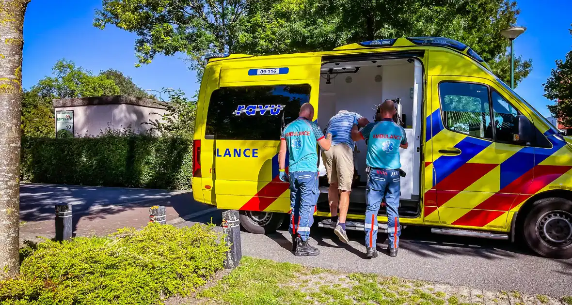 Man op fiets botst op auto - Foto 2