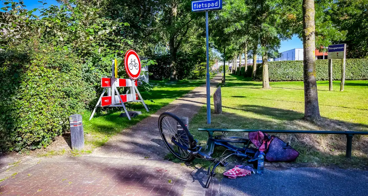 Man op fiets botst op auto - Foto 3