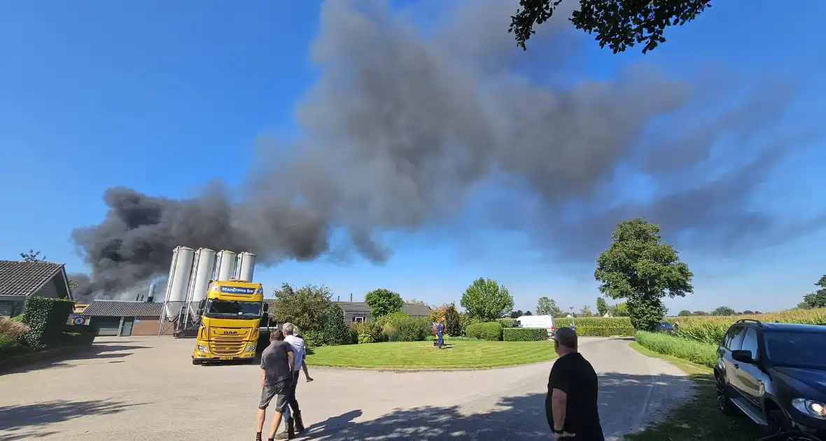 Vrachtwagen brand af nabij boerderij - Foto 1