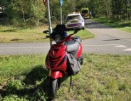 Scooterrijder onderuit op fietspad