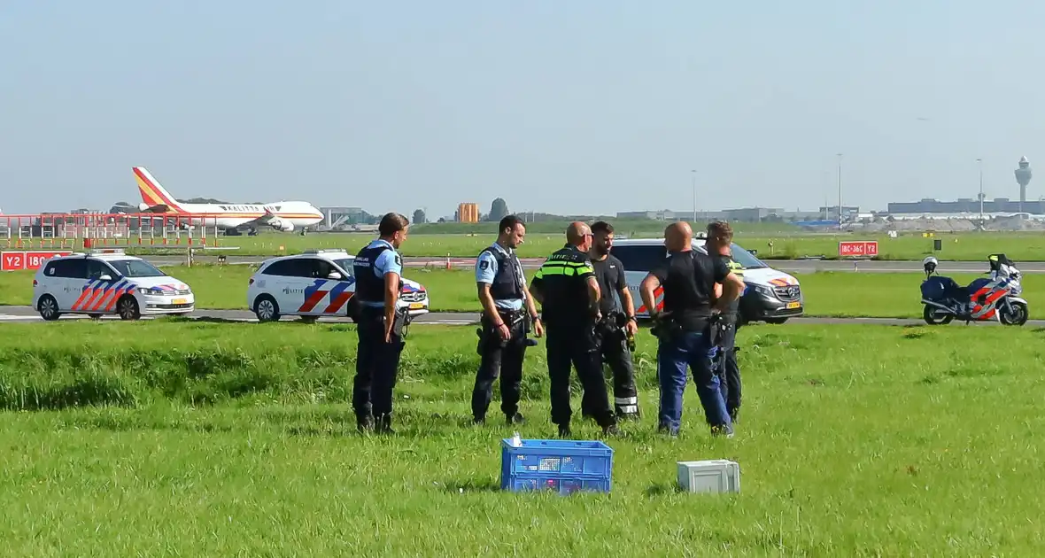 Politie verricht onderzoek bij luchthaven - Foto 5