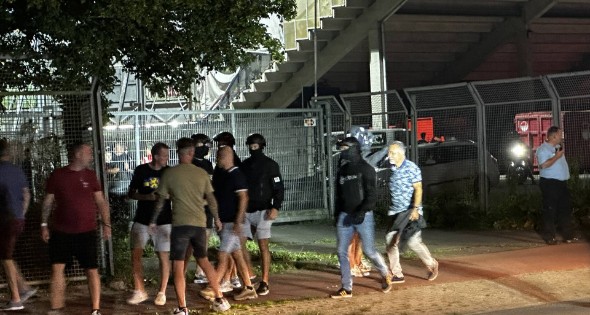 Veel politie ingezet bij voetbalwedstrijd - Afbeelding 2