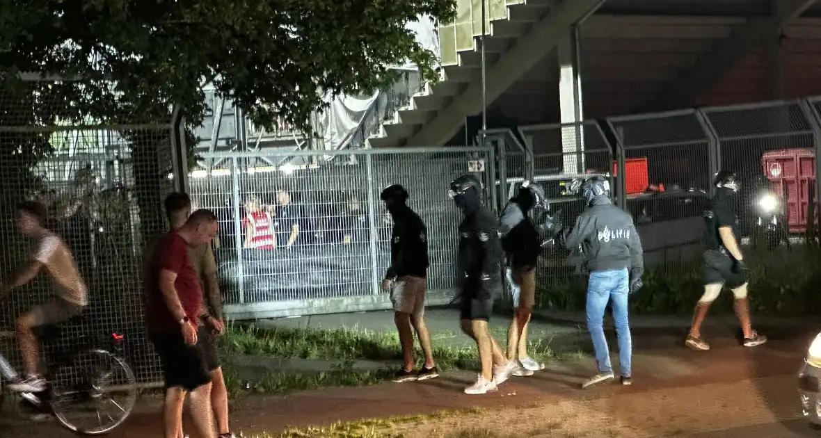 Veel politie ingezet bij voetbalwedstrijd - Foto 3